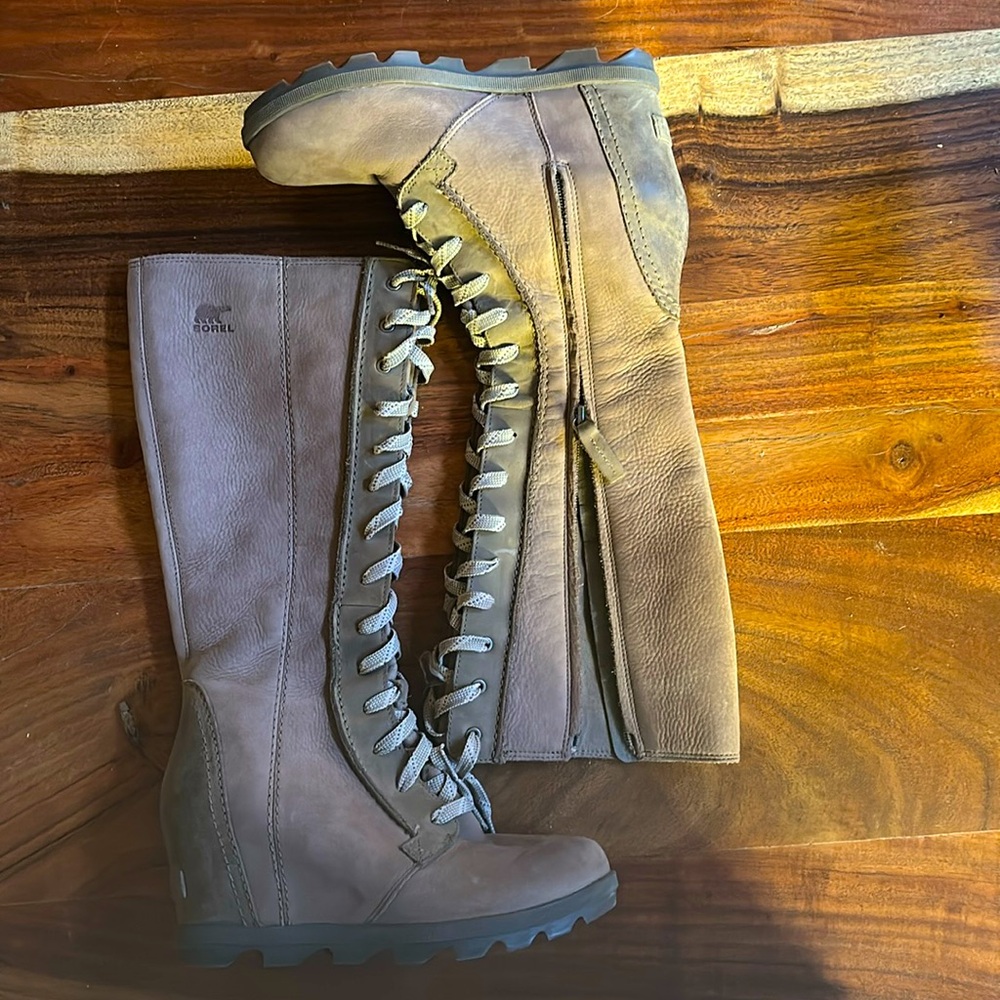 Sorel Tall Tan Joan of Arctic Wedge Zip-Up Boots - Size 9 - Gently Worn